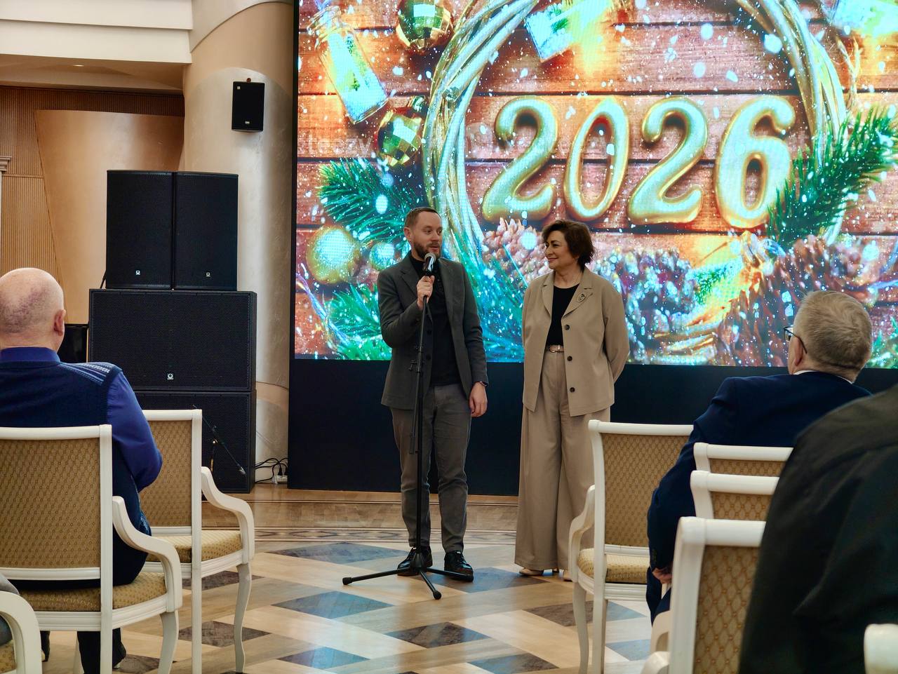 С наступающим Новым годом поздравил профессиональные коллективы государственных театров, культурно-досуговых учреждений и филармонии С наступающим Новым годом поздравил профессиональные коллективы государственных театров, культурно-досуговых учреждений и филармонии