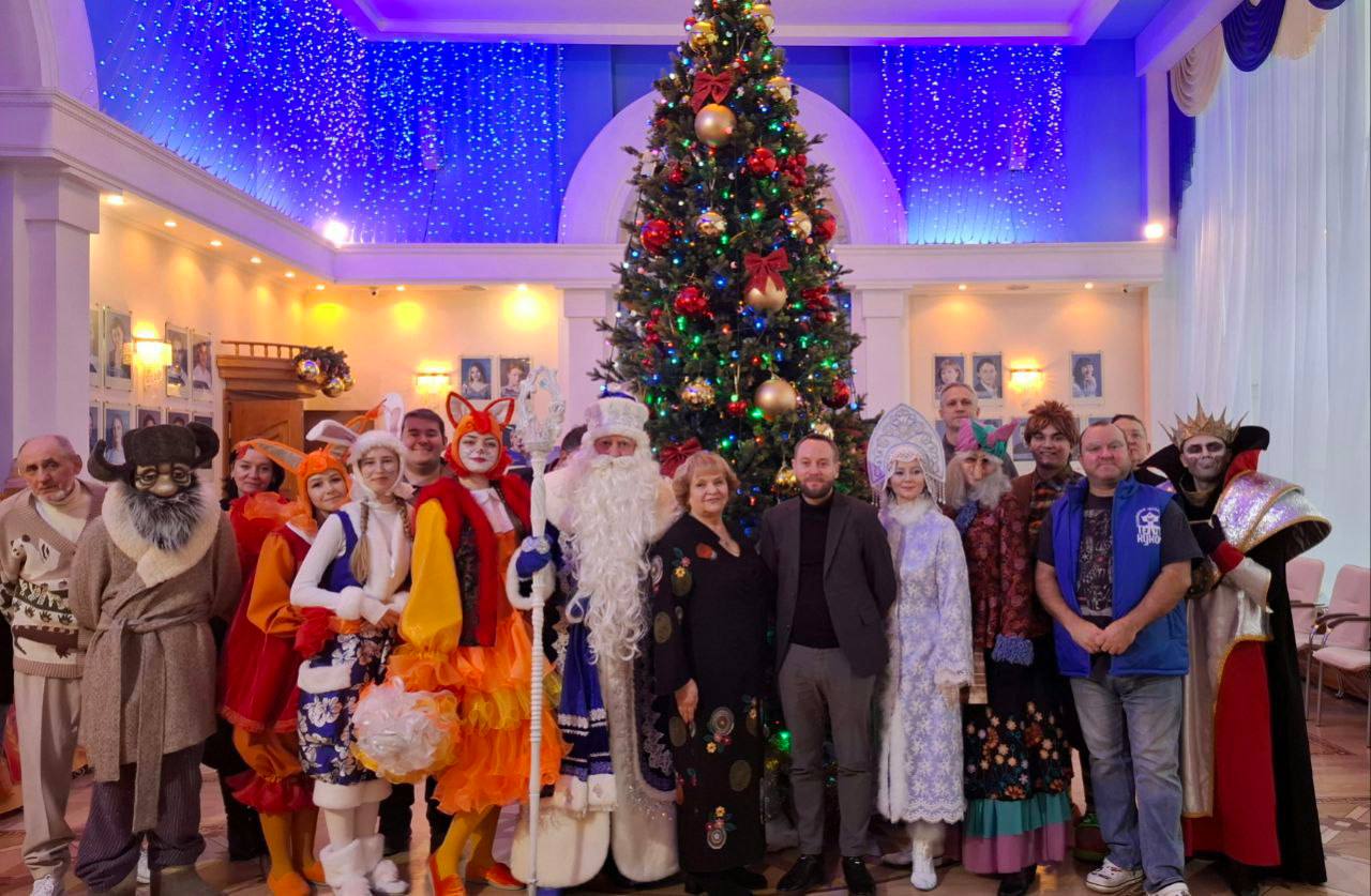 С наступающим Новым годом поздравил профессиональные коллективы государственных театров, культурно-досуговых учреждений и филармонии С наступающим Новым годом поздравил профессиональные коллективы государственных театров, культурно-досуговых учреждений и филармонии