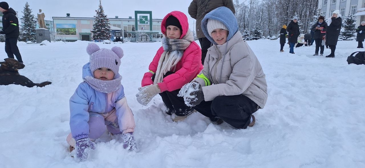 На центральной площади Вейделевки прошла увлекательная акция «Снеговик года - 2026»!