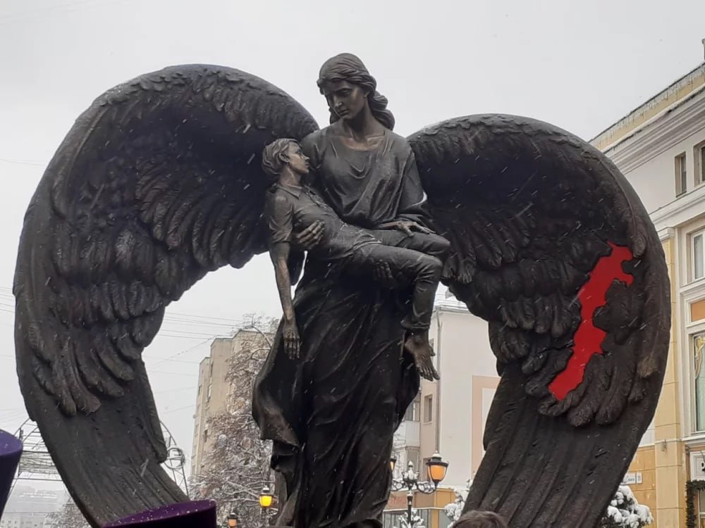В Белгороде сегодня открыли памятник «Раненое сердце» — мемориал в память о жителях города, погибших в результате обстрела 30 декабря 2023 года В Белгороде сегодня открыли памятник «Раненое сердце» — мемориал в память о жителях города, погибших в результате обстрела 30 декабря 2023 года