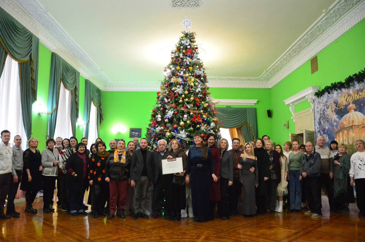 С наступающим Новым годом поздравил профессиональные коллективы государственных театров, культурно-досуговых учреждений и филармонии