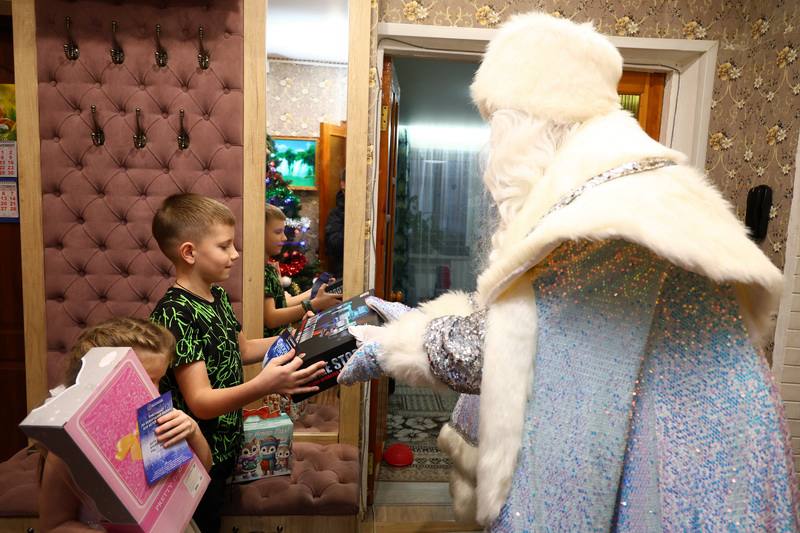 Полицейский Дед Мороз поздравил с наступающим Новым годом детей сотрудника органов внутренних дел Полицейский Дед Мороз поздравил с наступающим Новым годом детей сотрудника органов внутренних дел