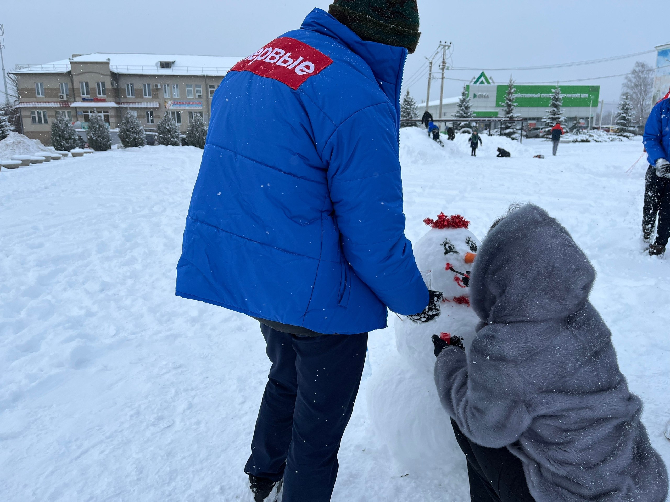 На центральной площади Вейделевки прошла увлекательная акция «Снеговик года - 2026»! На центральной площади Вейделевки прошла увлекательная акция «Снеговик года - 2026»!
