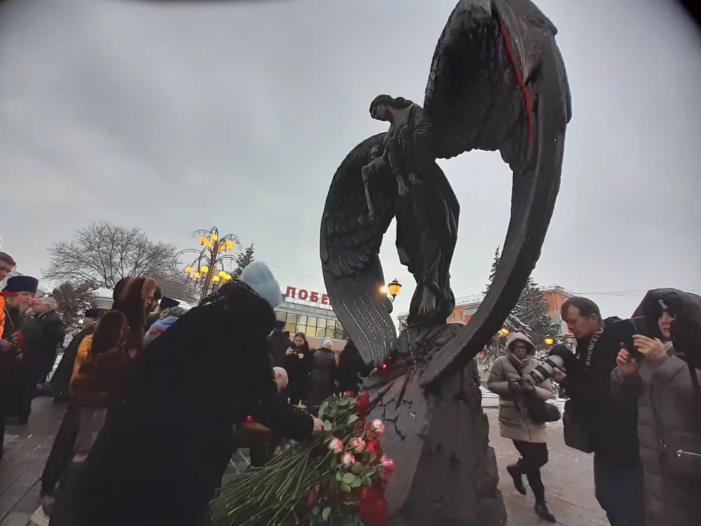 В Белгороде сегодня открыли памятник «Раненое сердце» — мемориал в память о жителях города, погибших в результате обстрела 30 декабря 2023 года В Белгороде сегодня открыли памятник «Раненое сердце» — мемориал в память о жителях города, погибших в результате обстрела 30 декабря 2023 года