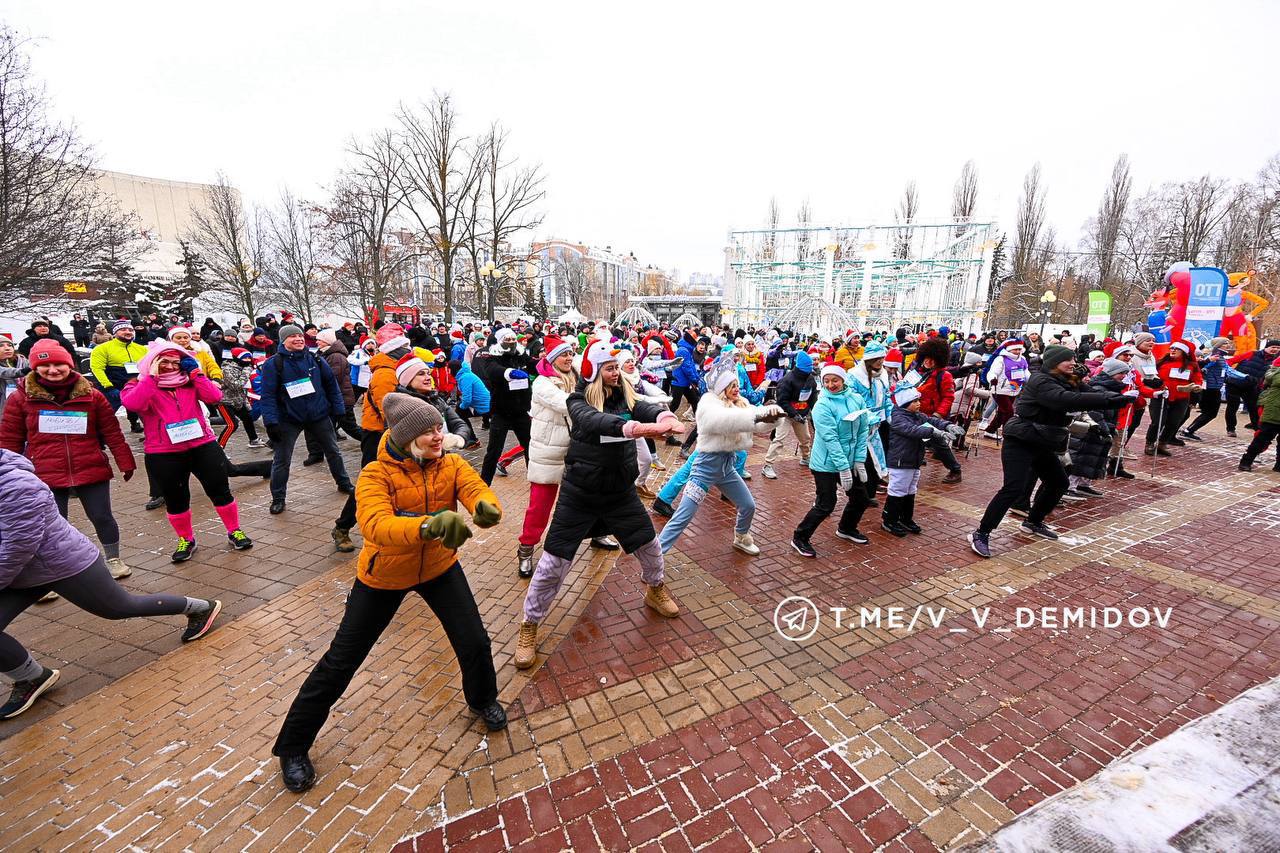 Сегодня утром, 1 января, около 500 горожан — дети и взрослые в новогодних костюмах — дали старт 2026-му году на традиционном «Забеге обещаний» Сегодня утром, 1 января, около 500 горожан — дети и взрослые в новогодних костюмах — дали старт 2026-му году на традиционном «Забеге обещаний»
