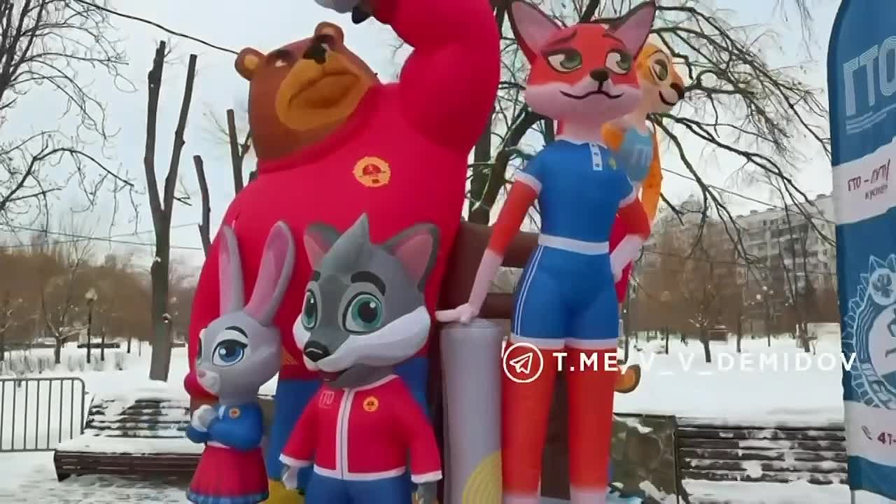 Сегодня утром, 1 января, около 500 горожан — дети и взрослые в новогодних костюмах — дали старт 2026-му году на традиционном «Забеге обещаний»