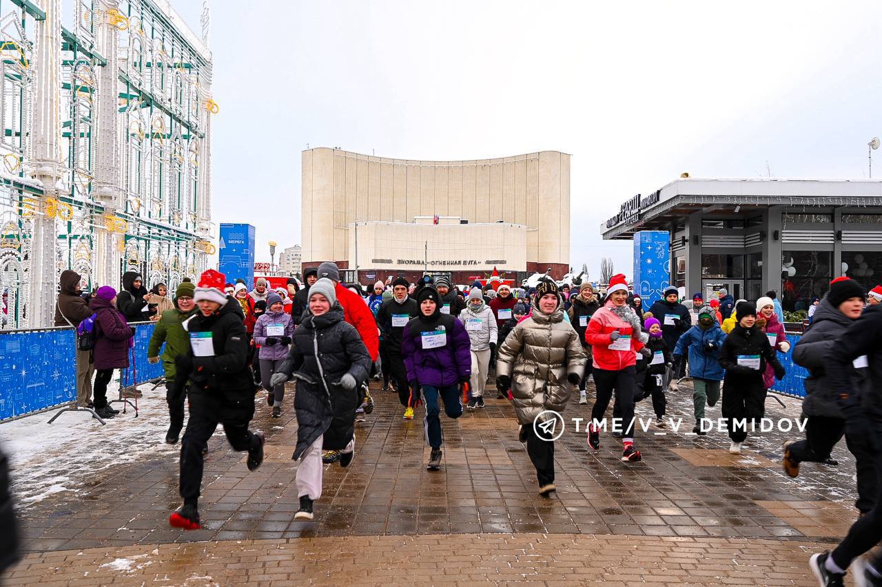 Сегодня утром, 1 января, около 500 горожан — дети и взрослые в новогодних костюмах — дали старт 2026-му году на традиционном «Забеге обещаний» Сегодня утром, 1 января, около 500 горожан — дети и взрослые в новогодних костюмах — дали старт 2026-му году на традиционном «Забеге обещаний»