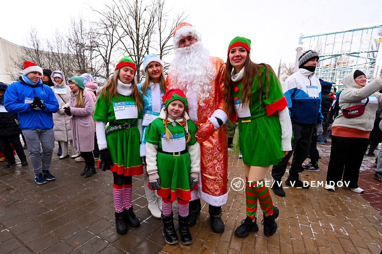 Сегодня утром, 1 января, около 500 горожан — дети и взрослые в новогодних костюмах — дали старт 2026-му году на традиционном «Забеге обещаний» Сегодня утром, 1 января, около 500 горожан — дети и взрослые в новогодних костюмах — дали старт 2026-му году на традиционном «Забеге обещаний»
