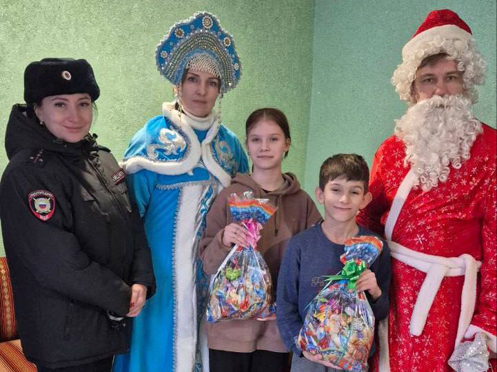 Борисовские полицейские присоединились к благотворительной акции «Полицейский Дед Мороз» Борисовские полицейские присоединились к благотворительной акции «Полицейский Дед Мороз»