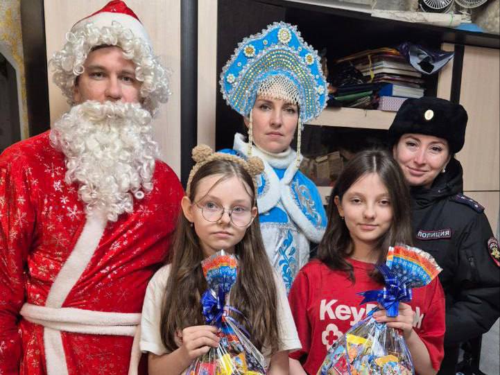 Борисовские полицейские присоединились к благотворительной акции «Полицейский Дед Мороз» Борисовские полицейские присоединились к благотворительной акции «Полицейский Дед Мороз»