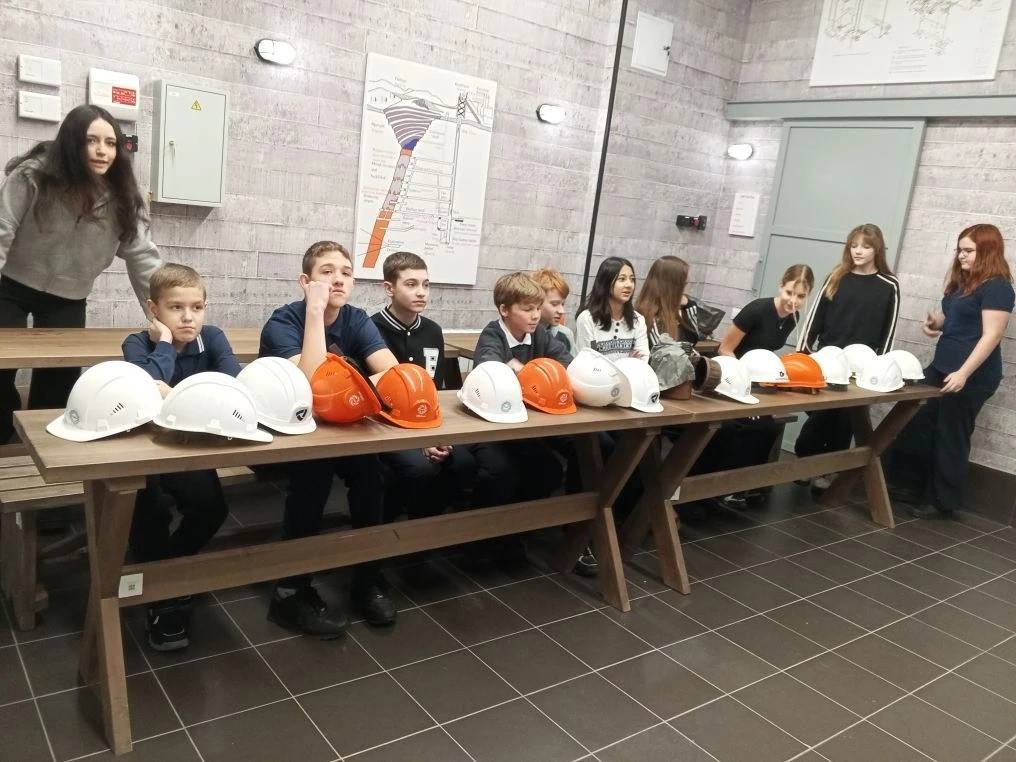 Татьяна Круглякова: Воспитанники Крутологской школы совершили путешествие в институт наук о Земле НИУ «БелГУ» и специально оборудованную тематическую аудиторию «Шахта» Татьяна Круглякова: Воспитанники Крутологской школы совершили путешествие в институт наук о Земле НИУ «БелГУ» и специально оборудованную тематическую аудиторию «Шахта»