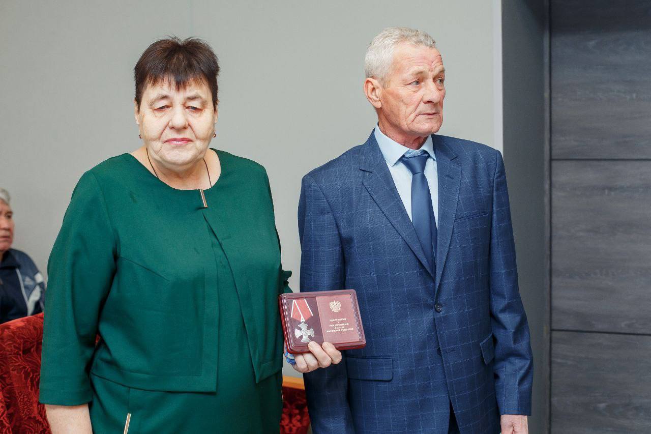 В Старом Осколе семье погибшего полицейского вручили орден Мужества В Старом Осколе семье погибшего полицейского вручили орден Мужества