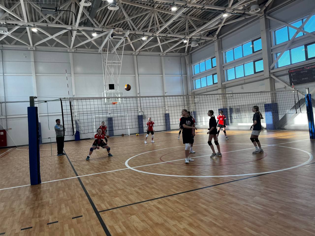 Олег Медведев: 4 января 2026 года в ФОК "Лидер" посёлка Томаровка состоялся захватывающий Новогодний турнир по волейболу среди девушек Олег Медведев: 4 января 2026 года в ФОК "Лидер" посёлка Томаровка состоялся захватывающий Новогодний турнир по волейболу среди девушек