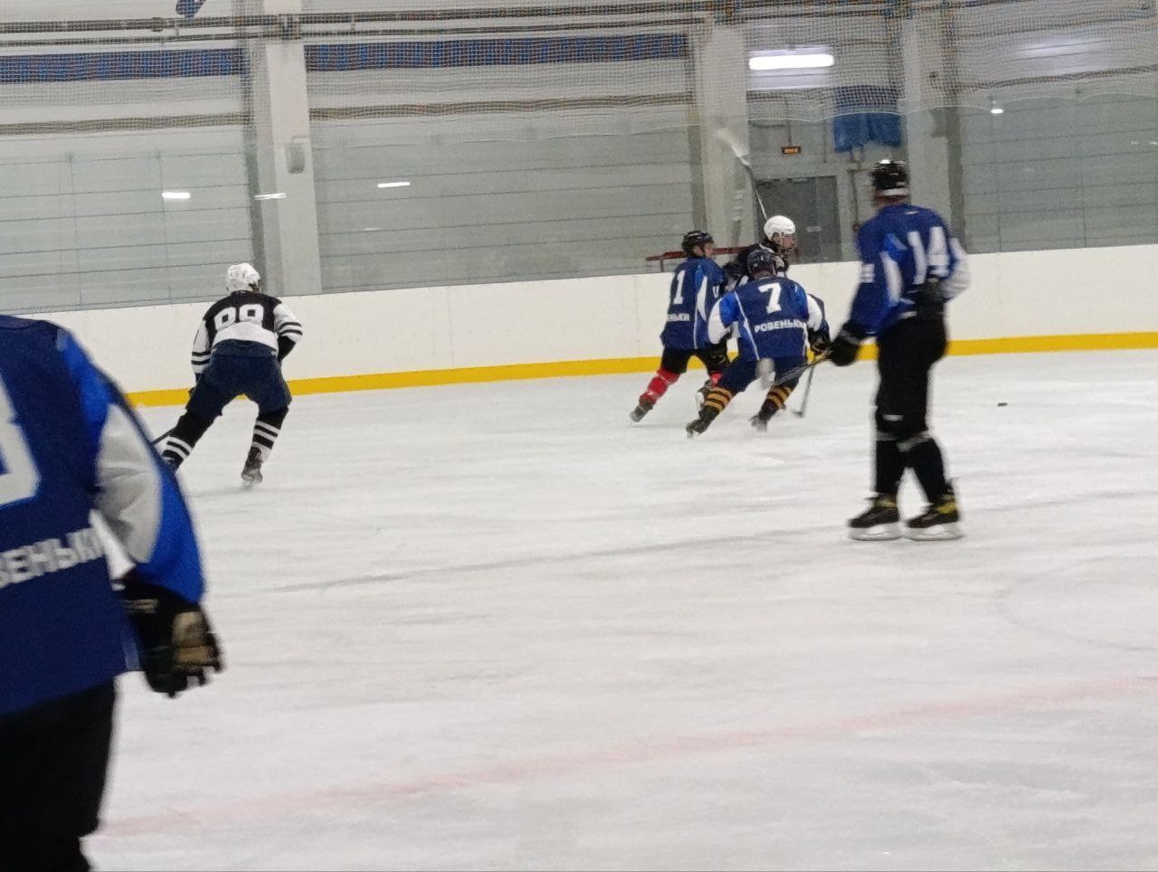 Татьяна Киричкова: Спортивный январь. Сегодня на ледовой арене «Олимп» была проведена Рождественская хоккейная игра среди любительских команд из г. Россошь и п. Ровеньки Татьяна Киричкова: Спортивный январь. Сегодня на ледовой арене «Олимп» была проведена Рождественская хоккейная игра среди любительских команд из г. Россошь и п. Ровеньки