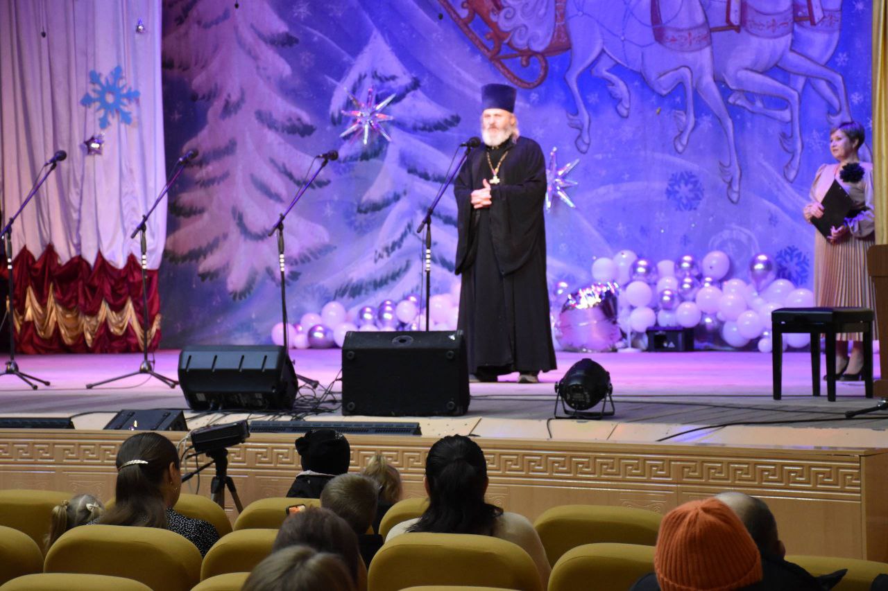 «Свет Рождественской звезды» - так называется традиционная концертная программа, которую подготовили и подарили зрителям юные солисты и творческие коллективы детской школы искусств «Свет Рождественской звезды» - так называется традиционная концертная программа, которую подготовили и подарили зрителям юные солисты и творческие коллективы детской школы искусств