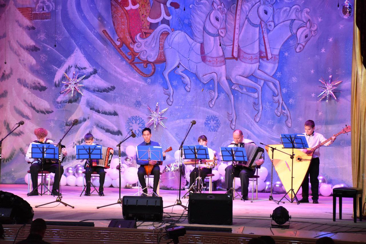 «Свет Рождественской звезды» - так называется традиционная концертная программа, которую подготовили и подарили зрителям юные солисты и творческие коллективы детской школы искусств «Свет Рождественской звезды» - так называется традиционная концертная программа, которую подготовили и подарили зрителям юные солисты и творческие коллективы детской школы искусств