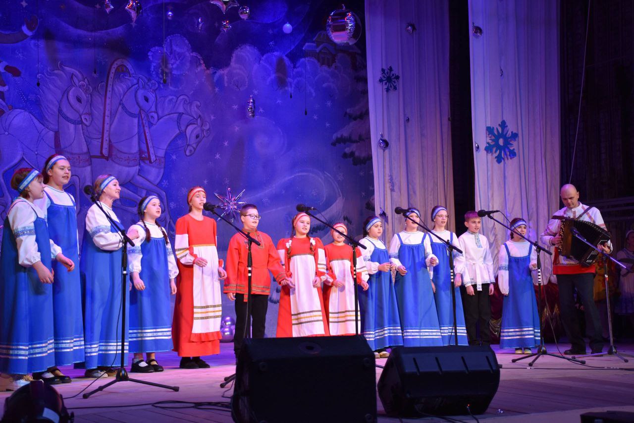 «Свет Рождественской звезды» - так называется традиционная концертная программа, которую подготовили и подарили зрителям юные солисты и творческие коллективы детской школы искусств «Свет Рождественской звезды» - так называется традиционная концертная программа, которую подготовили и подарили зрителям юные солисты и творческие коллективы детской школы искусств