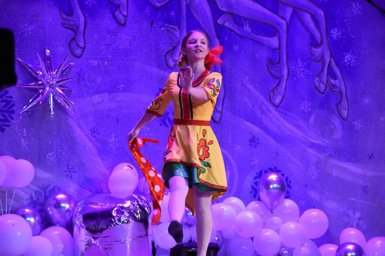 «Свет Рождественской звезды» - так называется традиционная концертная программа, которую подготовили и подарили зрителям юные солисты и творческие коллективы детской школы искусств «Свет Рождественской звезды» - так называется традиционная концертная программа, которую подготовили и подарили зрителям юные солисты и творческие коллективы детской школы искусств