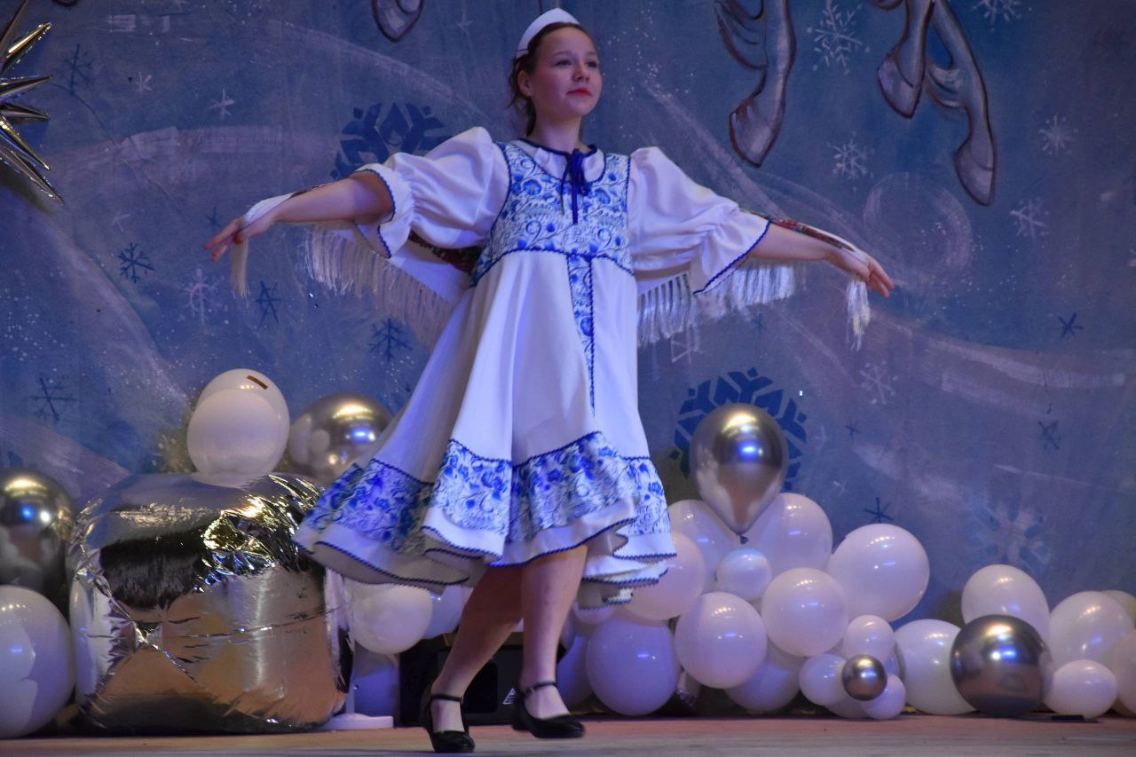 «Свет Рождественской звезды» - так называется традиционная концертная программа, которую подготовили и подарили зрителям юные солисты и творческие коллективы детской школы искусств «Свет Рождественской звезды» - так называется традиционная концертная программа, которую подготовили и подарили зрителям юные солисты и творческие коллективы детской школы искусств