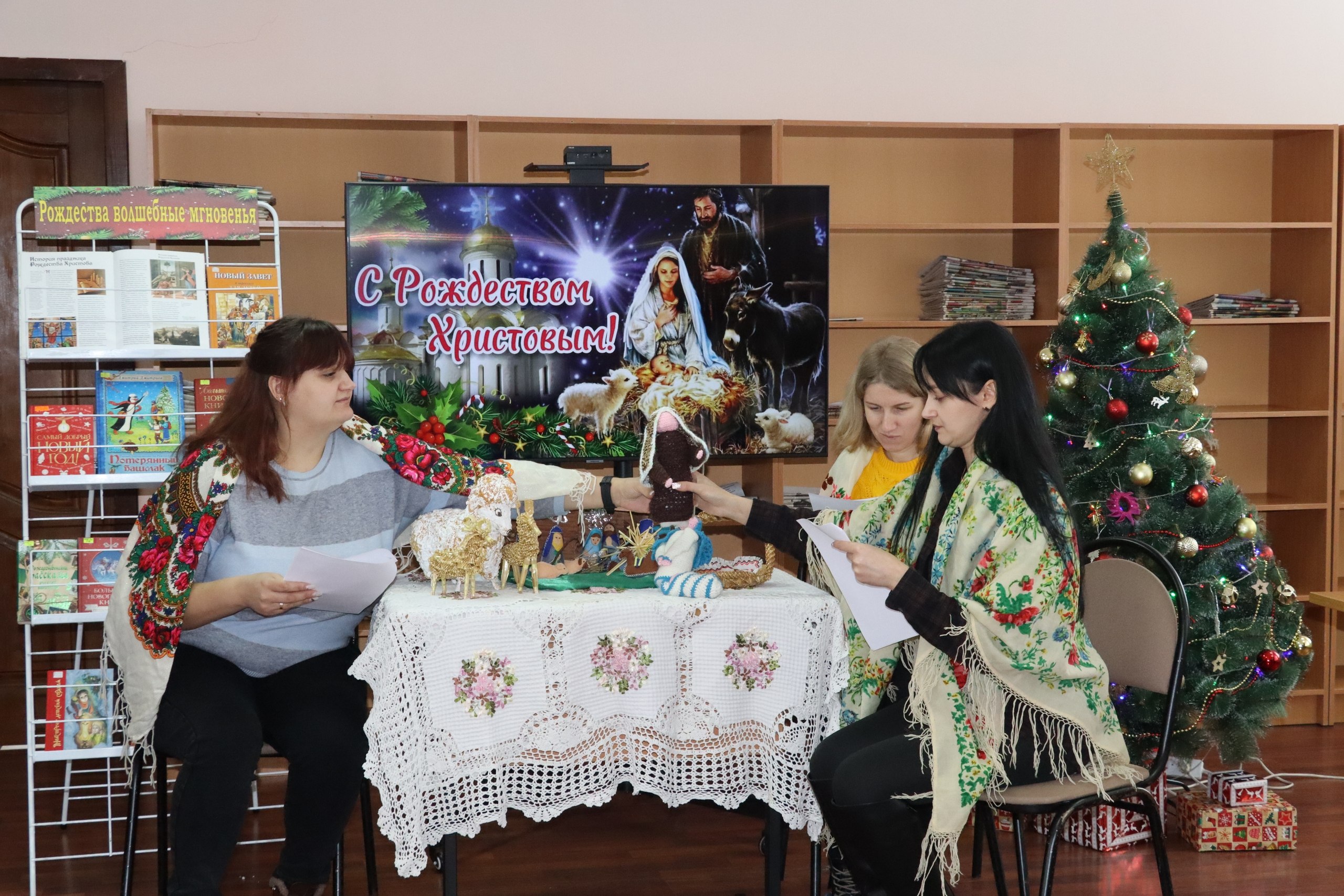По доброй традиции в стенах Краснояружской библиотеки состоялся семейный праздник, посвящённый светлому Рождеству Христову По доброй традиции в стенах Краснояружской библиотеки состоялся семейный праздник, посвящённый светлому Рождеству Христову