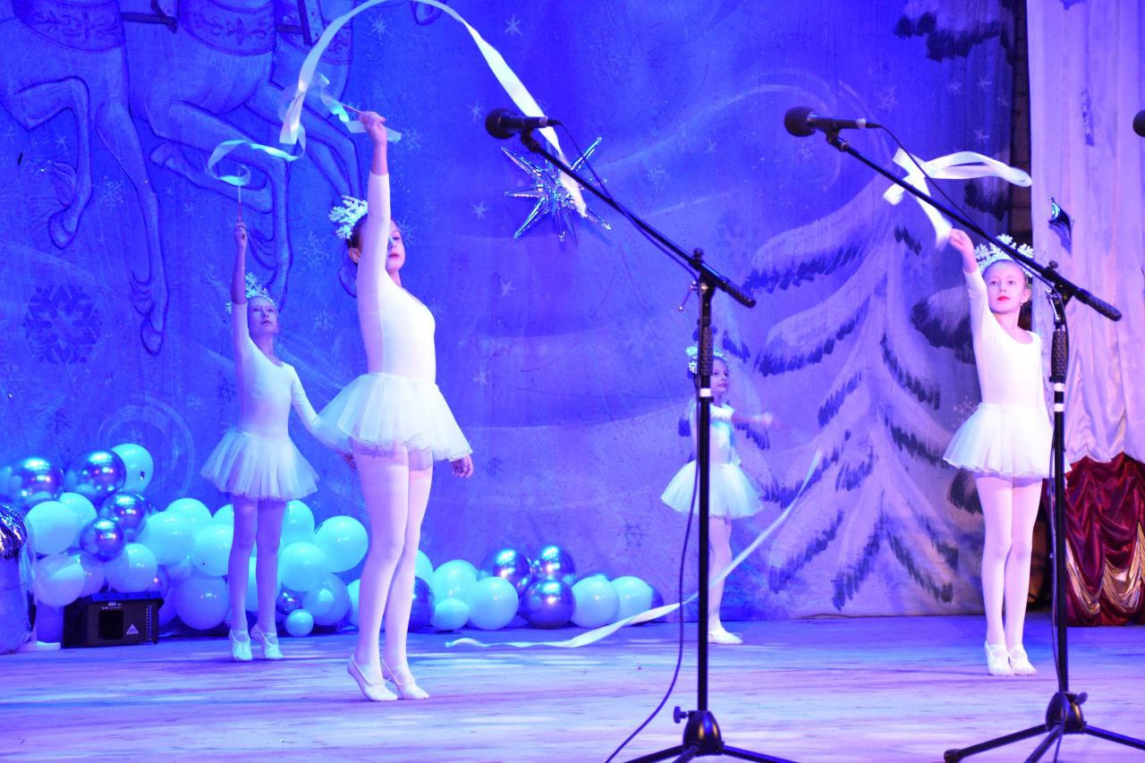 «Свет Рождественской звезды» - так называется традиционная концертная программа, которую подготовили и подарили зрителям юные солисты и творческие коллективы детской школы искусств «Свет Рождественской звезды» - так называется традиционная концертная программа, которую подготовили и подарили зрителям юные солисты и творческие коллективы детской школы искусств