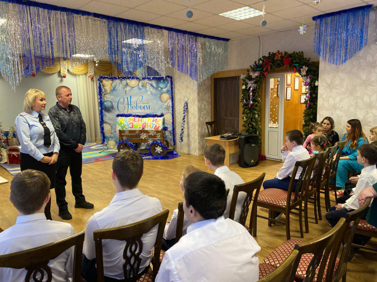 Белгородские полицейские поздравили с Новым годом и Рождеством Христовым воспитанников Областного социально-реабилитационного центра для несовершеннолетних Белгородские полицейские поздравили с Новым годом и Рождеством Христовым воспитанников Областного социально-реабилитационного центра для несовершеннолетних
