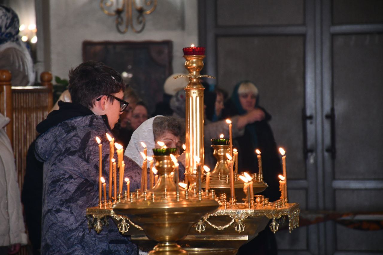 С Рождеством Христовым!. В эту светлую ночь праздничные богослужения прошли во всех храмах Красногвардейского округа С Рождеством Христовым!. В эту светлую ночь праздничные богослужения прошли во всех храмах Красногвардейского округа