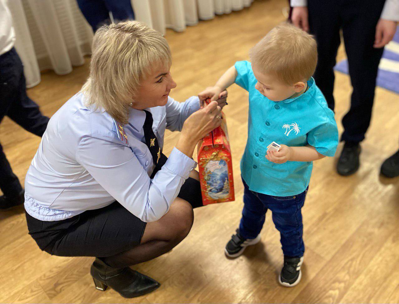 Белгородские полицейские поздравили с Новым годом и Рождеством Христовым воспитанников Областного социально-реабилитационного центра для несовершеннолетних