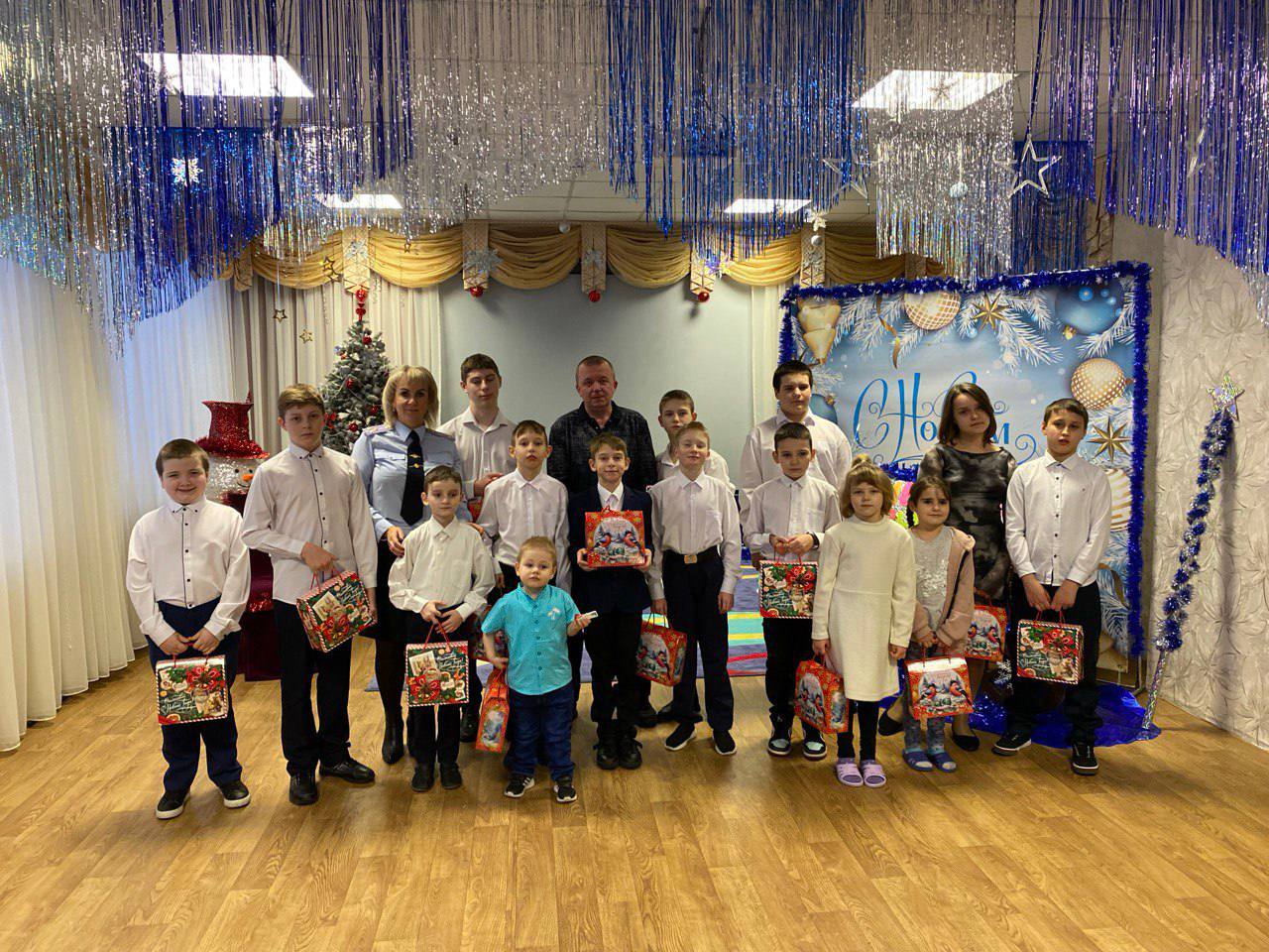 Белгородские полицейские поздравили с Новым годом и Рождеством Христовым воспитанников Областного социально-реабилитационного центра для несовершеннолетних Белгородские полицейские поздравили с Новым годом и Рождеством Христовым воспитанников Областного социально-реабилитационного центра для несовершеннолетних