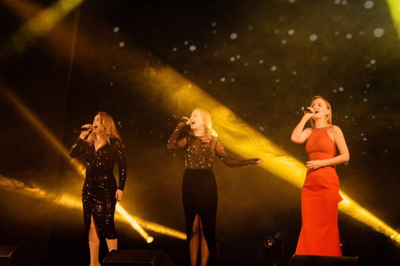 Звёзды патриотической песни зажглись в Белгороде: фестиваль «За нашу Победу» объединил более 120 исполнителей Звёзды патриотической песни зажглись в Белгороде: фестиваль «За нашу Победу» объединил более 120 исполнителей