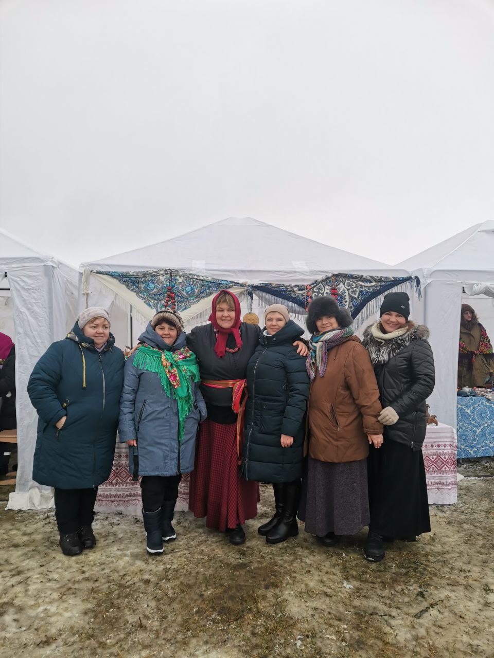 Олег Медведев: 7 января мастера Дома ремёсел Яковлевского округа стали участниками фестиваля семейных традиций «Рождественские ценности» в Чернянском округе Олег Медведев: 7 января мастера Дома ремёсел Яковлевского округа стали участниками фестиваля семейных традиций «Рождественские ценности» в Чернянском округе