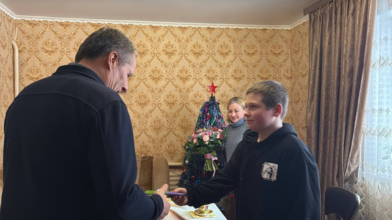 Вячеслав Гладков: Сегодня приехал в село Головино Белгородского округа поздравить с праздниками Ивана Еремия Вячеслав Гладков: Сегодня приехал в село Головино Белгородского округа поздравить с праздниками Ивана Еремия