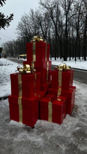 Новогодние украшения и арт-объекты в парке Ленина