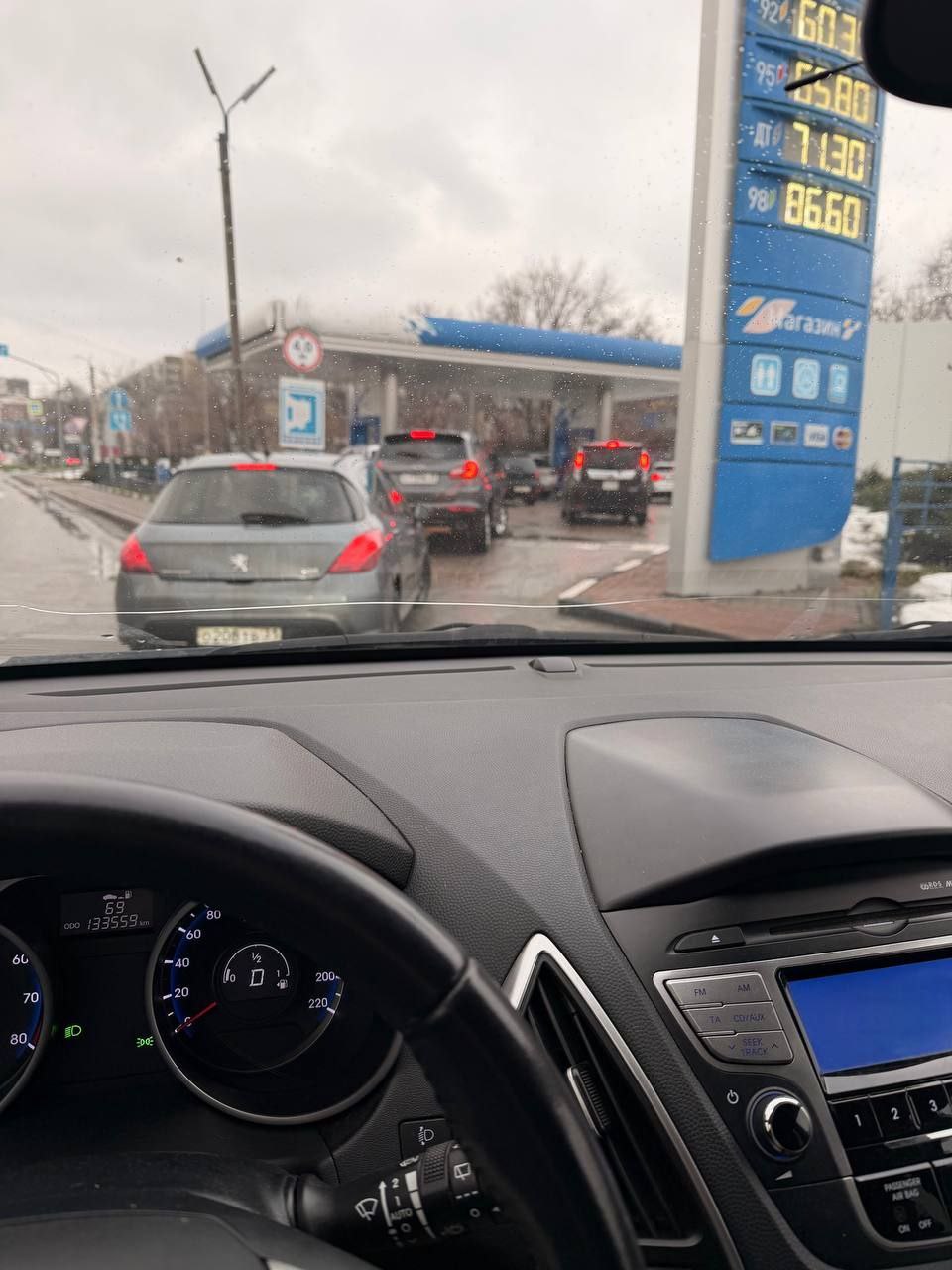 На заправках – вереницы машин