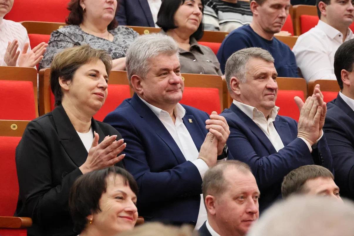 Юрий Клепиков: По сложившейся традиции в этот знаковый для белгородцев день, день рождения Василия Яковлевича Горина, мы чествуем выдающихся тружеников сельского хозяйства — лауреатов премии имени В.Я. Горина за достижения в... Юрий Клепиков: По сложившейся традиции в этот знаковый для белгородцев день, день рождения Василия Яковлевича Горина, мы чествуем выдающихся тружеников сельского хозяйства — лауреатов премии имени В.Я. Горина за достижения в...