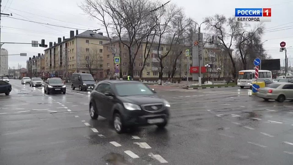 «Громко было, все проснулись. Побежали в ванную, где меньше стёкол и закрытое пространство. Потом перешли на генератор. Вот и сейчас на нём, за бензином приехали», – делятся белгородцы