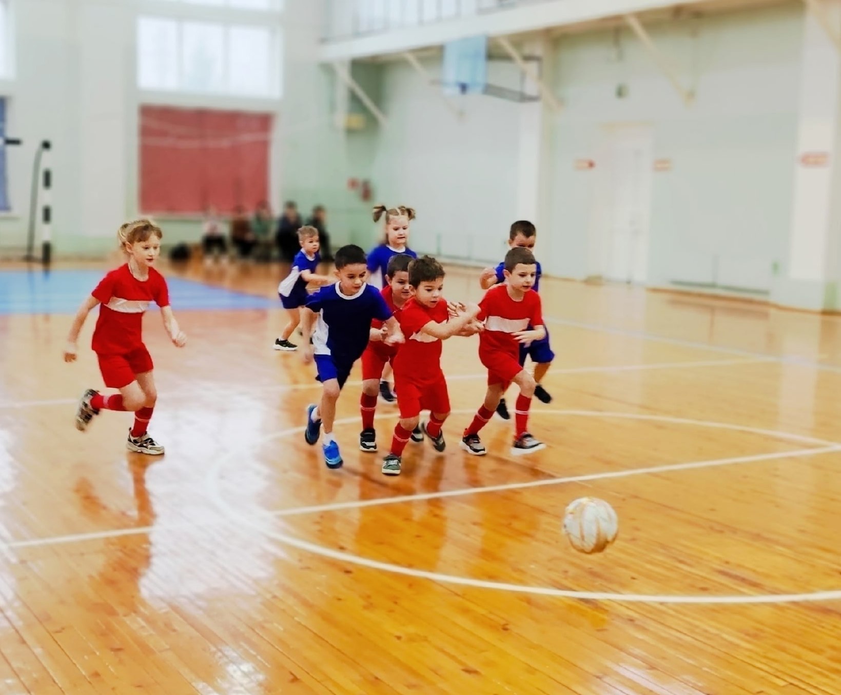 Наши ребята проводят каникулы с пользой, посвящая своё время спорту и физической активности Наши ребята проводят каникулы с пользой, посвящая своё время спорту и физической активности