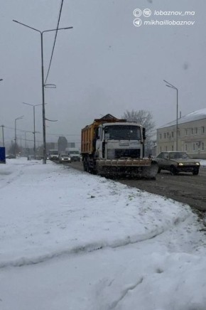 Продолжающийся снегопад целый день покрывает улицы и дороги округа