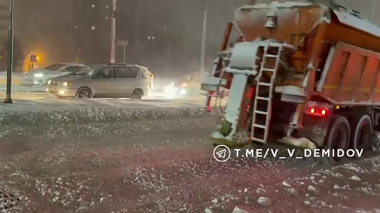 Коммунальные и дорожные службы города вместе с подрядными организациями работают в круглосуточном усиленном режиме, чтобы минимизировать последствия сильного снегопада
