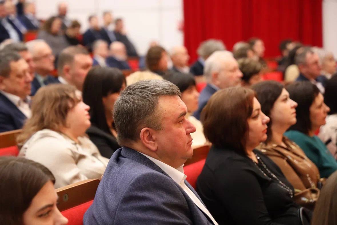 9 января, в день рождения дважды Героя Социалистического Труда Василия Яковлевича Горина, в Белгородской области состоялось торжественное вручение главной сельскохозяйственной награды региона, которая уже 24 года служит... 9 января, в день рождения дважды Героя Социалистического Труда Василия Яковлевича Горина, в Белгородской области состоялось торжественное вручение главной сельскохозяйственной награды региона, которая уже 24 года служит...