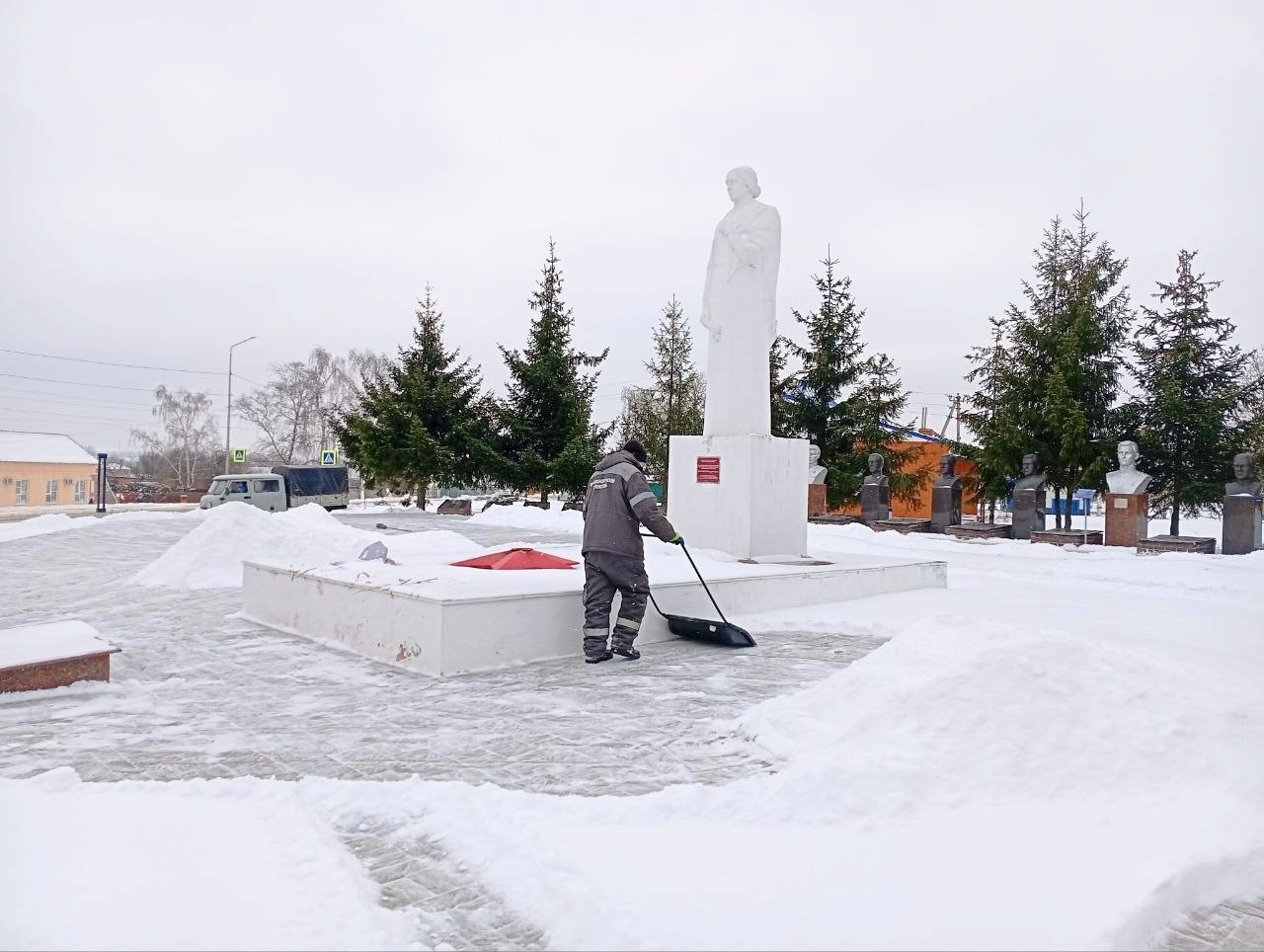 Продолжаются работы по очистке улично-дорожной сети от снега и наледи Продолжаются работы по очистке улично-дорожной сети от снега и наледи