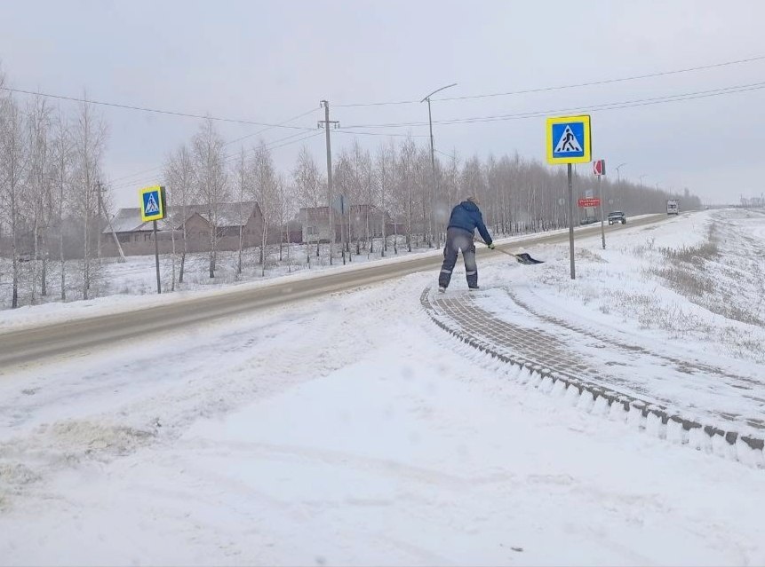 Продолжаются работы по очистке улично-дорожной сети от снега и наледи Продолжаются работы по очистке улично-дорожной сети от снега и наледи