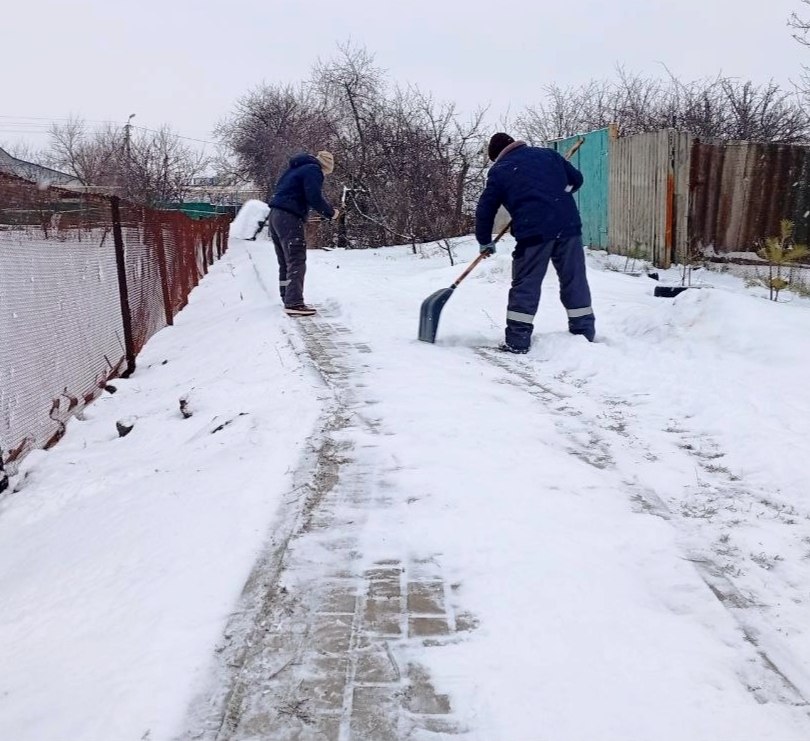 Продолжаются работы по очистке улично-дорожной сети от снега и наледи Продолжаются работы по очистке улично-дорожной сети от снега и наледи