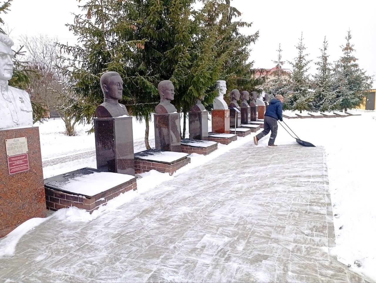 Продолжаются работы по очистке улично-дорожной сети от снега и наледи Продолжаются работы по очистке улично-дорожной сети от снега и наледи