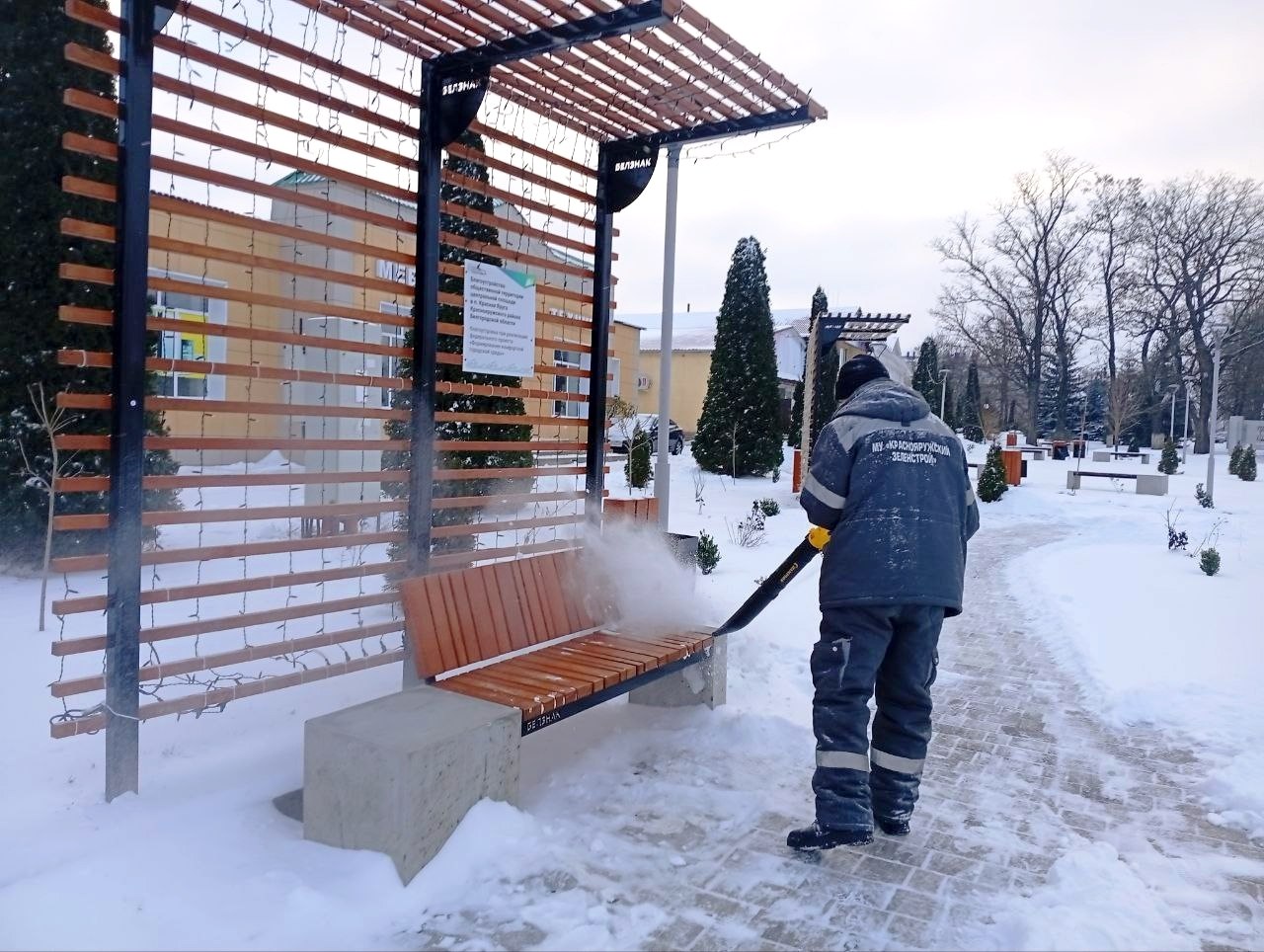 Продолжаются работы по очистке улично-дорожной сети от снега и наледи Продолжаются работы по очистке улично-дорожной сети от снега и наледи