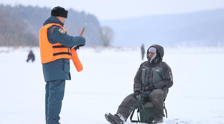 Спасатели рассказали белгородским рыбакам, как не провалиться под лёд