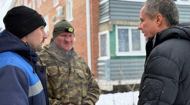 Губернатор проверил, как восстанавливают Новую Таволжанку после обстрелов