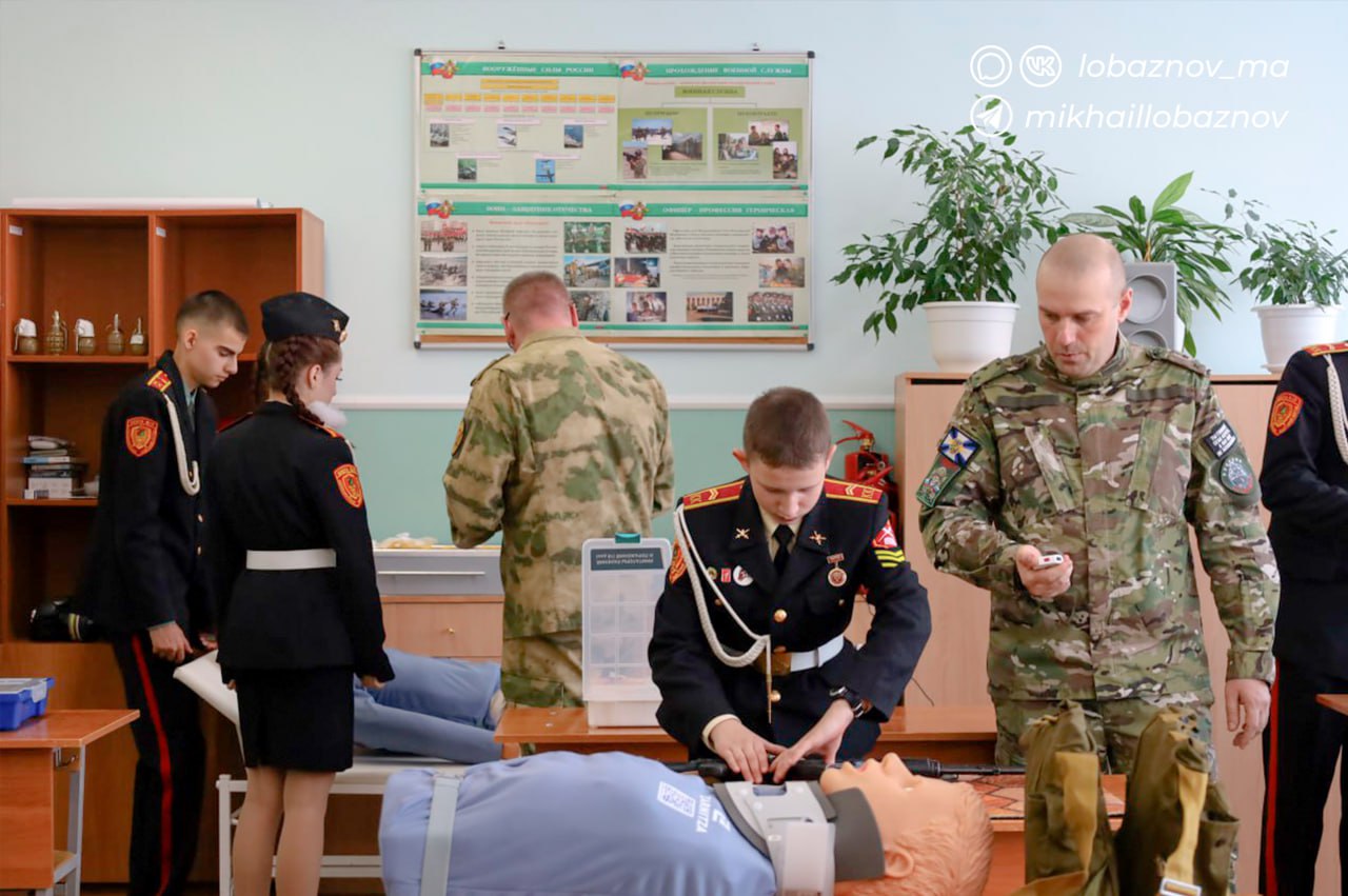 Михаил Лобазнов: В 50 школах нашего округа оснащены кабинеты для изучения основ безопасности и защиты Родины Михаил Лобазнов: В 50 школах нашего округа оснащены кабинеты для изучения основ безопасности и защиты Родины