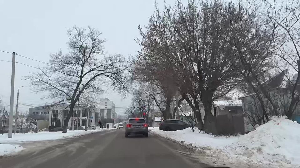 Здравствуйте, друзья. Главный совет автомобилистам на сегодня — снизьте в два-три раза интенсивность ваших разгонов и исключите резкие маневры Тормозите аккуратно и прерывисто-часто в случае, если почувствовали гололед...