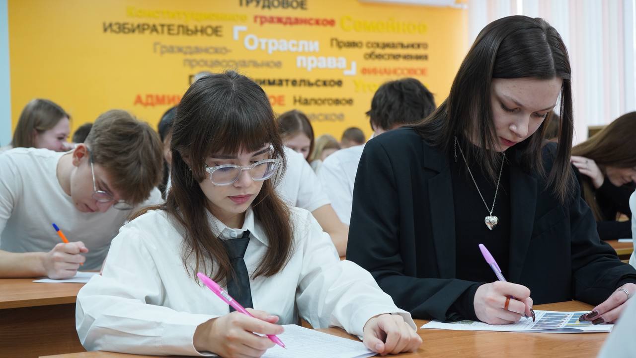 Сегодня в СОФ НИУ «БелГУ» в преддверии Дня студенчества сотрудники полиции и члены Общественного совета при УМВД провели всероссийскую акцию «Студенческий десант» Сегодня в СОФ НИУ «БелГУ» в преддверии Дня студенчества сотрудники полиции и члены Общественного совета при УМВД провели всероссийскую акцию «Студенческий десант»